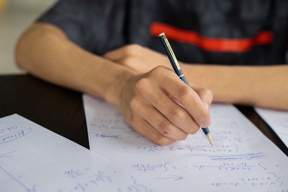 紙に書きながら数学を勉強する手元。試行錯誤しながら学ぶ生徒の姿
