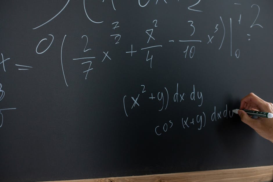 黒板に書かれた数学方程式。2次関数が高校数学の様々な単元と繋がるイメージ